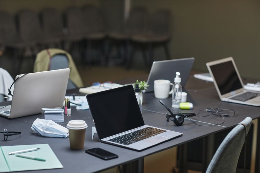 Varias laptops dispuestas en escritorios de oficina