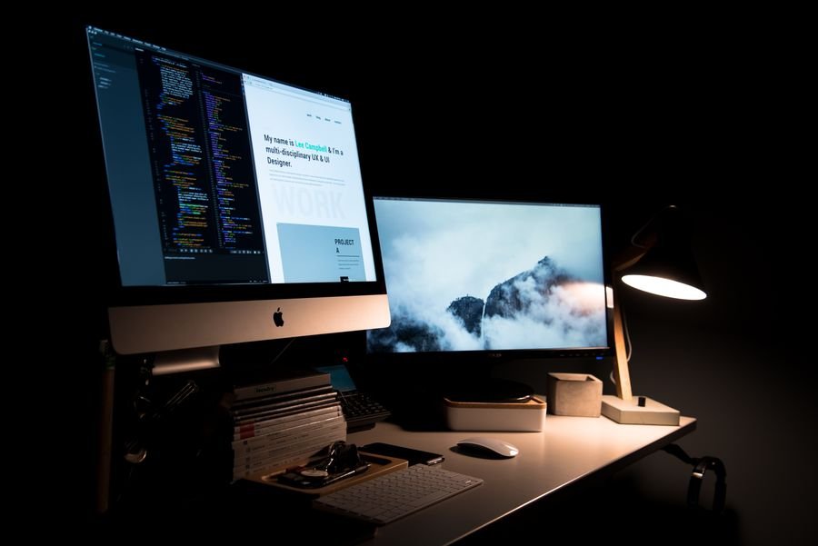 Escritorio con doble monitor y periféricos