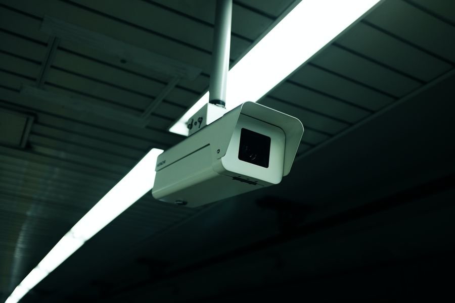 Cámara de videovigilancia instalada en techo de oficina
