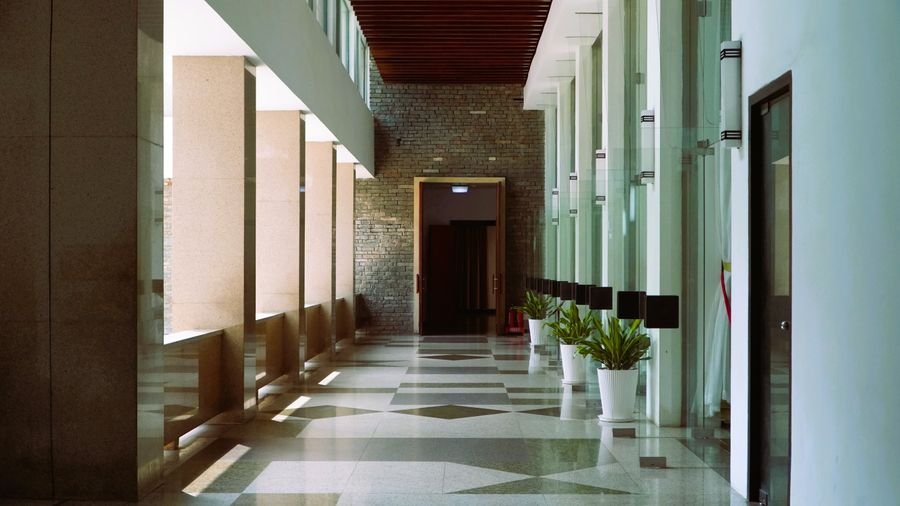 Pasillo interior moderno con piso de baldosas geométricas y luz natural