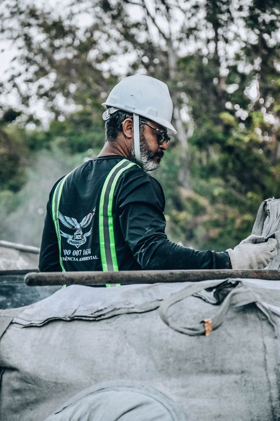 Trabajador con equipo de seguridad en un sitio de construcción