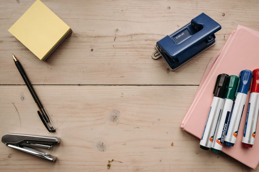 Artículos de papelería y oficina ordenados sobre un escritorio